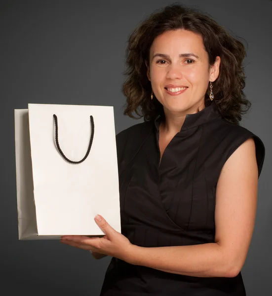 Femme présentant un sac à provisions — Photo