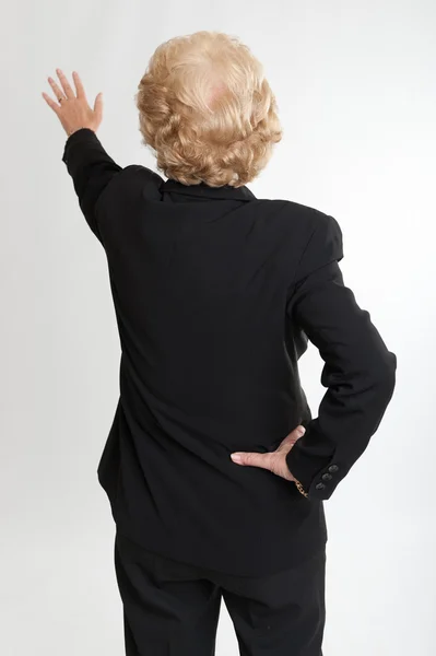 Vista trasera de una mujer extendiendo su mano — Foto de Stock