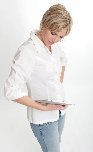 Mulher feliz com tablet PC — Fotografia de Stock