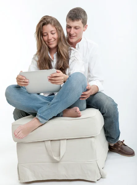 Jovem casal e tablet — Fotografia de Stock