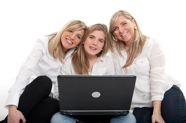 Chicas sonrientes con portátil — Foto de Stock