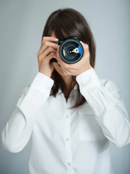 Kvindelig fotograf skydning - Stock-foto