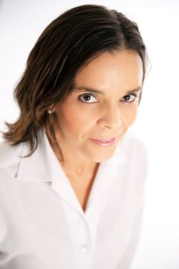 Gülümseyen kadın beyaz 