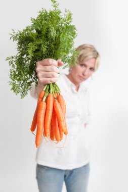 Havuç bir demet sunan kadın