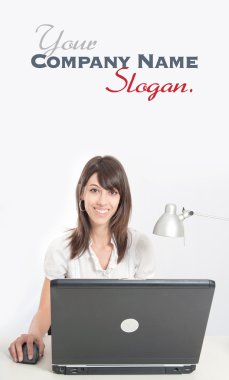 Onun masasında gülümseyen kız