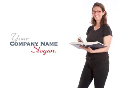 gülümseyen kadın kitap ile ayakta