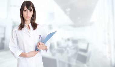 Laboratuar önlüğünü klasör ile ayakta kadında