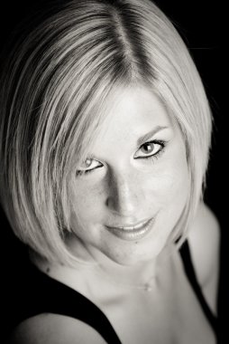 Sarışın kadının siyah beyaz portresi