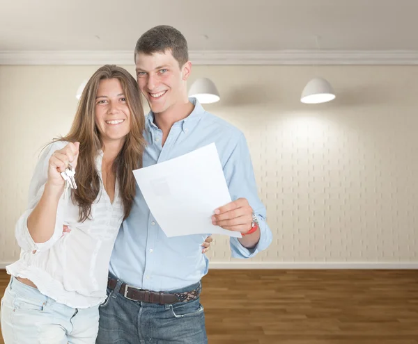 Jovem casal se movendo em — Fotografia de Stock