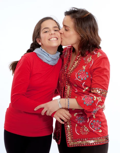 Mamá besando hija — Foto de Stock