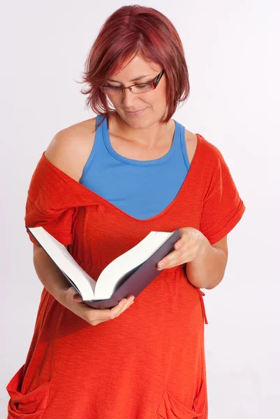 Vrouw met boek — Stockfoto