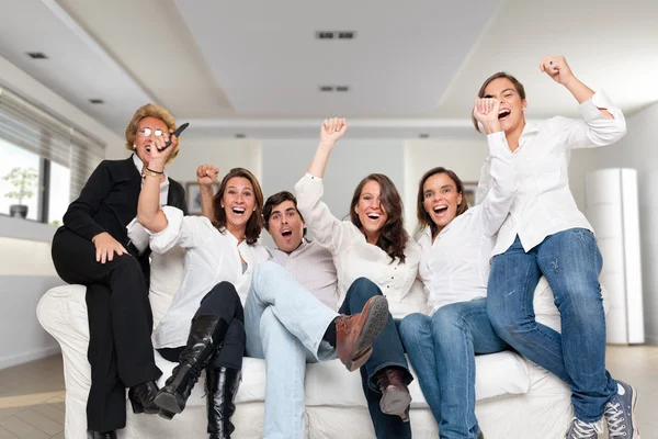 Família assistindo a um jogo vencedor — Fotografia de Stock