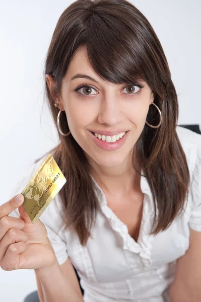 Mulher feliz com cartão de crédito — Fotografia de Stock