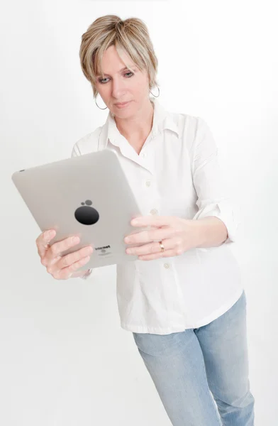 Kadın bir Pc tablet okuma — Stok fotoğraf