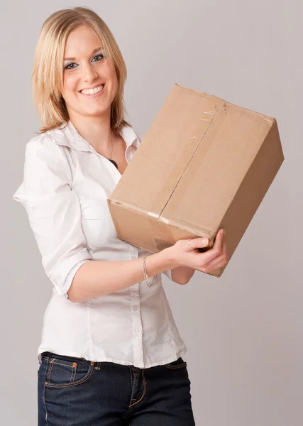 Mujer joven feliz con caja — Foto de Stock