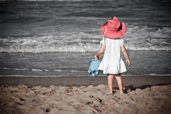 Little girl and the sea vintage — Stock Photo, Image