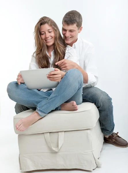 Jovem casal e tablet — Fotografia de Stock