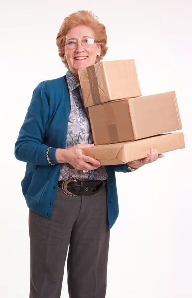 Glückliche Seniorin mit einem Stapel Pakete — Stockfoto