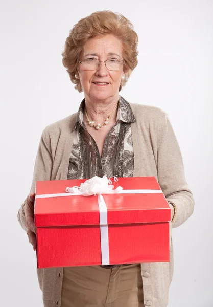 Volwassen vrouw met doos van de gift — Stockfoto