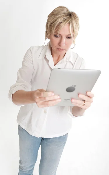 Donna che utilizza un tablet PC — Foto Stock