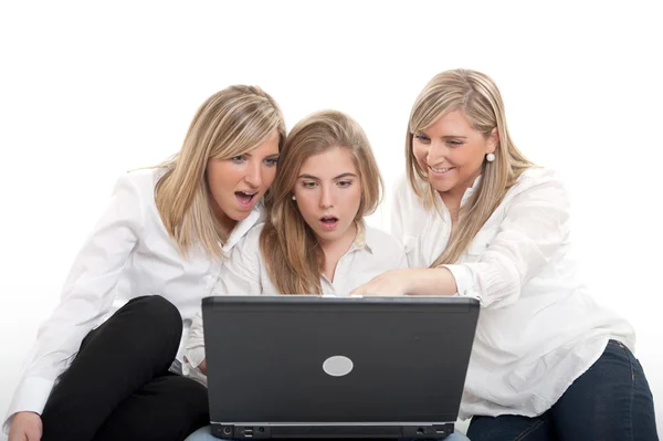 Meninas impressionadas com laptop — Fotografia de Stock