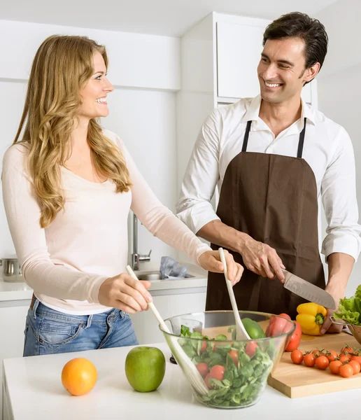 Pasangan yang sedang menyiapkan makanan sehat — Stok Foto