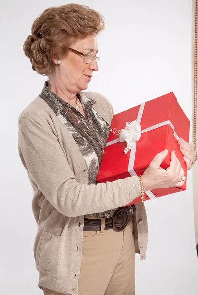 Зрелая женщина получает подарок — стоковое фото