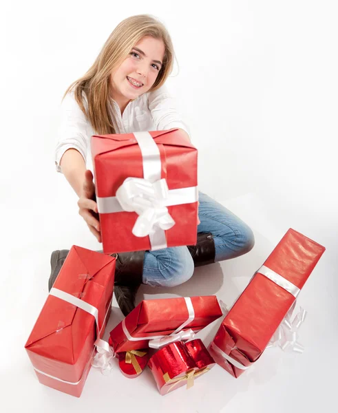 Adolescente ofreciendo regalos — Foto de Stock