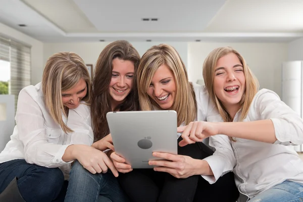 Unge venner med PC- tablett – stockfoto