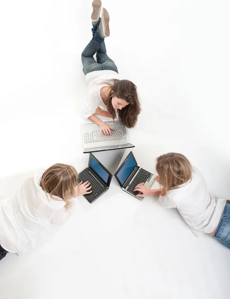 Bilgisayar ile üç kızın havadan görünümü — Stok fotoğraf