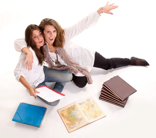 Moeder een grapje met haar dochter op huiswerk — Stockfoto