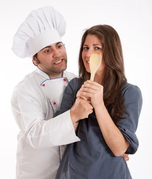 Un chef y una chica peleando por una cuchara — Foto de Stock