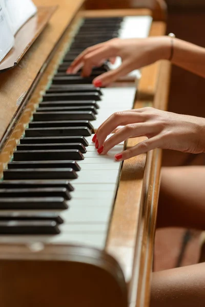 Pianista femenina —  Fotos de Stock