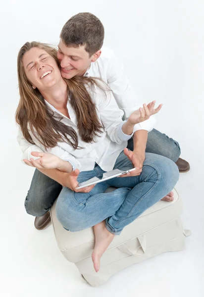 Pareja joven y tableta — Foto de Stock