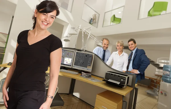 Glückliche Menschen in großen Ämtern — Stockfoto