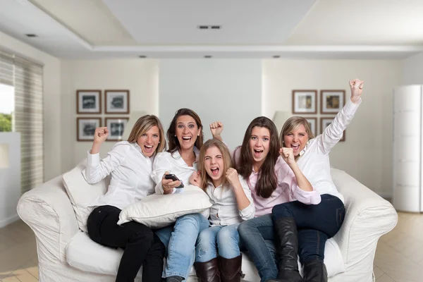 Mujeres animando en el sofá —  Fotos de Stock