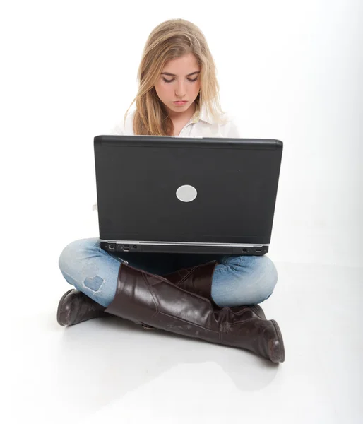 Dizüstü bilgisayar kullanarak onu gençler kız — Stok fotoğraf