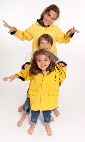雨合羽姿で 3 人の子供 — ストック写真