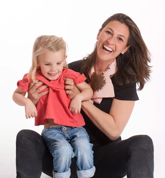 Lachende Mutter mit kleiner Tochter — Stockfoto