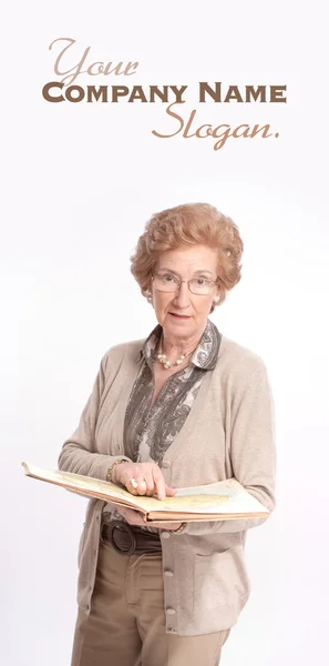 Senior senhora apontando uma página em um livro — Fotografia de Stock