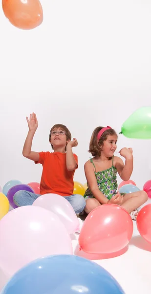 Enfants avec ballons — Photo