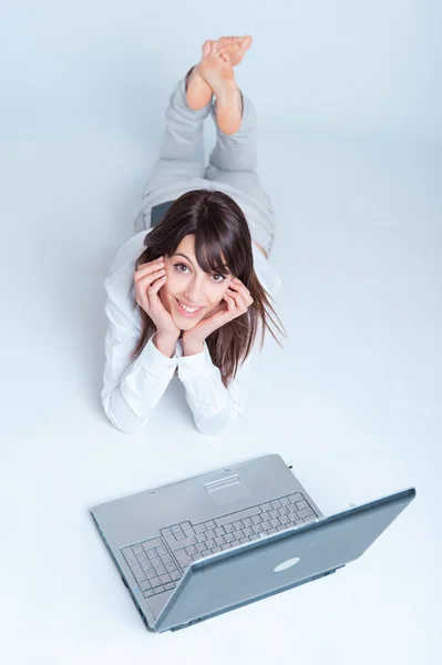 Chica usando ordenador portátil —  Fotos de Stock