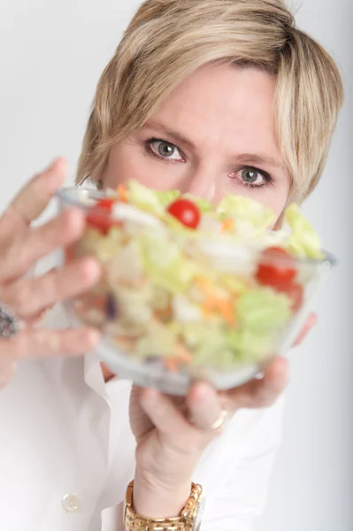 Жінка презентує салат — стокове фото