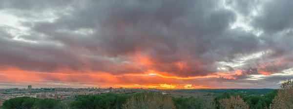 Sonnenuntergang Himmel in Madrid — Stockfoto