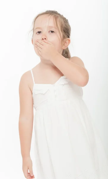 Niña cubriendo su boca —  Fotos de Stock