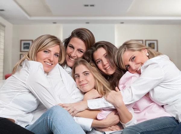 Feminino família sofá abraço perto — Fotografia de Stock