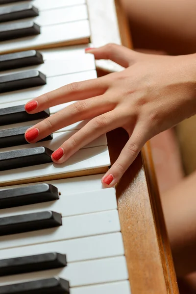Pianista femenina —  Fotos de Stock