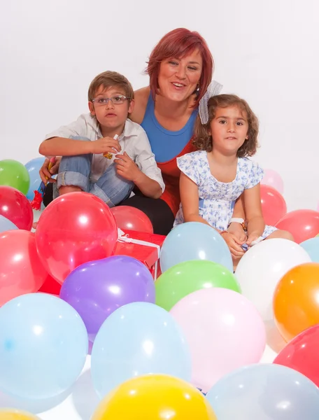 Mutter und Kinder mit Luftballons — Stockfoto