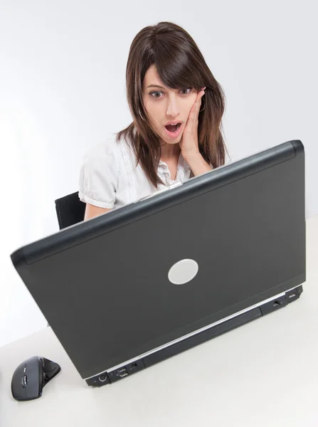 Mulher de boca aberta olhando para laptop — Fotografia de Stock