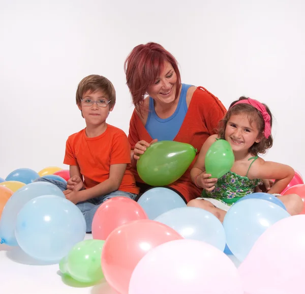 Мама и дети на вечеринке с воздушными шарами — стоковое фото